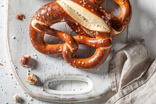 Preview: Crusty pretzels freshly baked with salt at home
