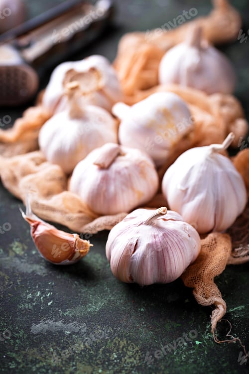 Preview: Fresh garlic on green background