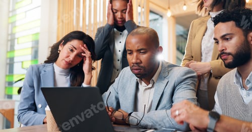 Vista previa: Frustrated, business people and laptop with bad news for company bankruptcy, financial crisis or re