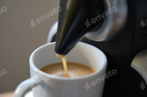 Vista previa: Primer plano de una máquina de café que vierte un expreso en una taza.