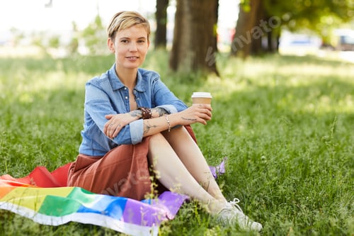 Preview: Woman sitting in the park