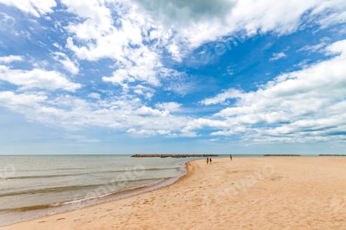 Visualização: Seascape do oceano de areia da praia com céu azul nuvem, Tailândia.