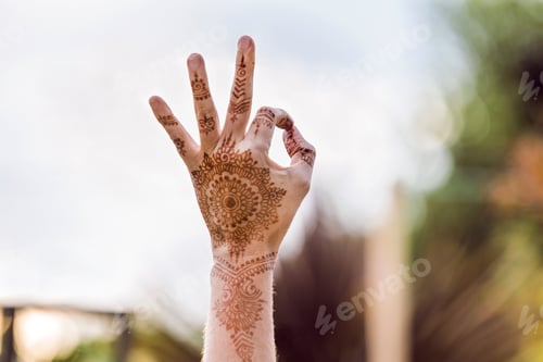 Preview: Hand with henna tattoo making gesture
