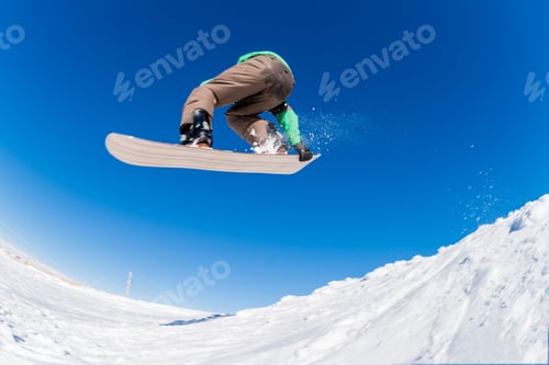 Vorschau: Snowboarder springt gegen blauen Himmel