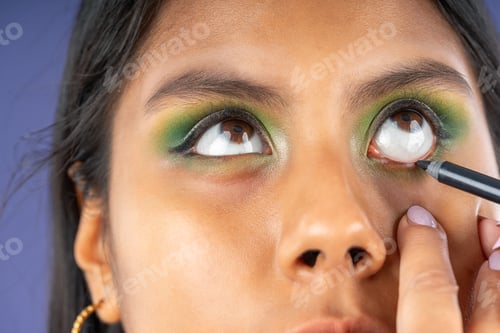 Preview: Applying black eyeliner to a woman
