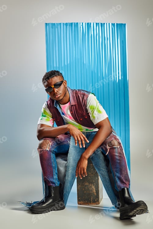Preview: Full length of trendy afroamerican model in sunglasses