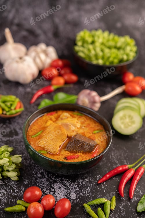 Preview: Chicken curry in a black cup.