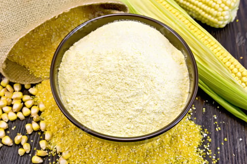 Preview: Flour corn in bowl with grits and cob on dark board