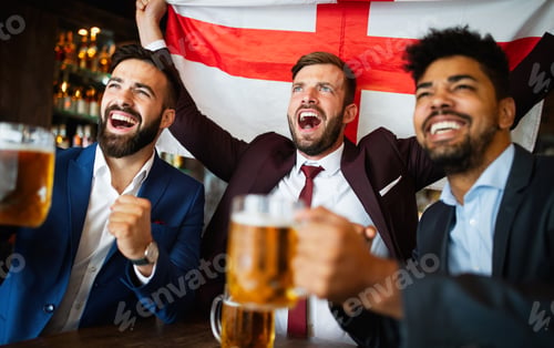 Vista previa: Group of friends at the pub watcing football game and drinking beer