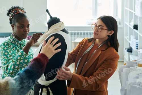 Preview: Tailors by mannequin with fabric pattern