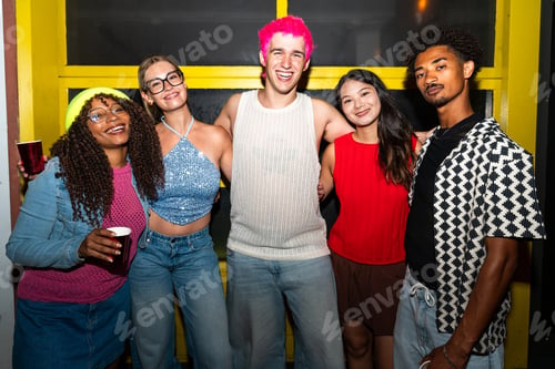 Preview: Multiethnic group of young friends having fun on the stretts in the night