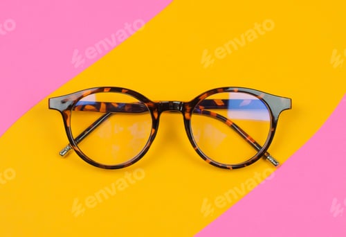 Preview: Stylish leopard-colored glasses on a colored background