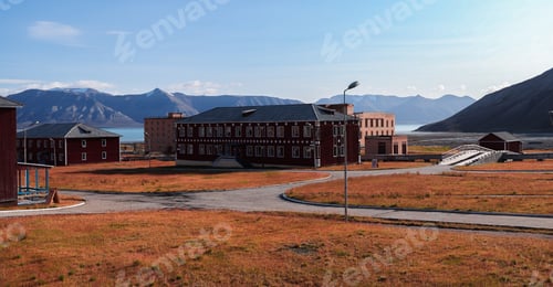 Preview: Exploring the abandoned buildings and landscape of Pyramiden in Svalbard during daylight