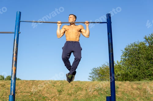 Preview: Man workout pullupas outdoor