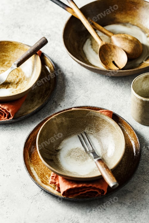 Preview: Empty ceramic bowls and plates