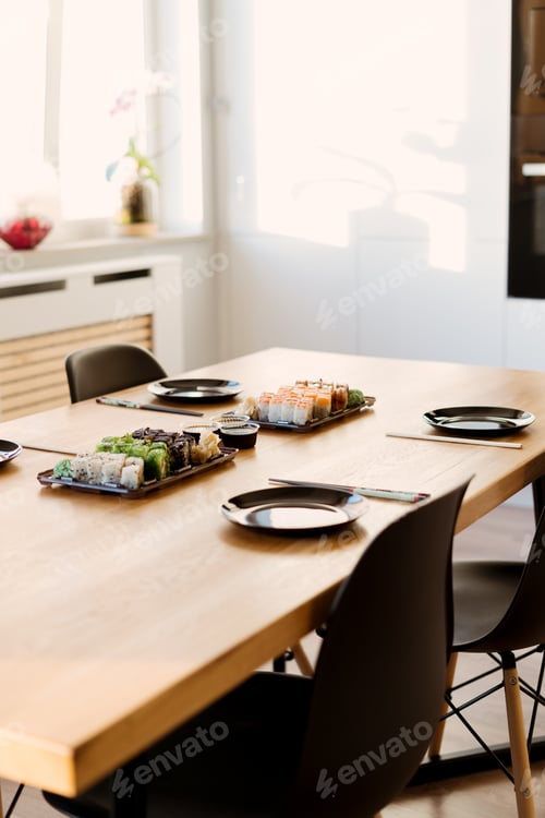 Preview: Waiting for friends with sushi rolls