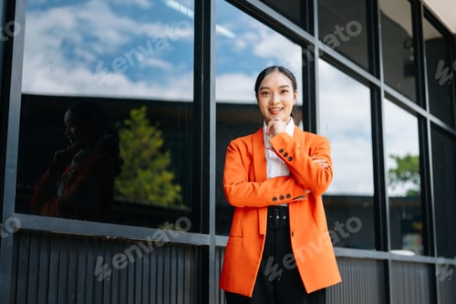Preview: Young Asian business woman leader entrepreneur, professional manager holding digital tablet computer