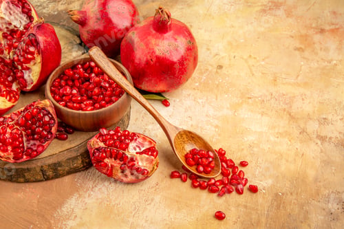 Preview: Front view (pomegranate) pomegranate slices put on the stump with a bowl seeds were put on the wood