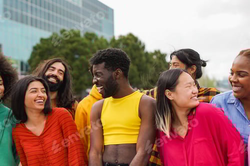 Preview: Crowd of diverse friends having fun together in the city - Multiracial young people outdoor