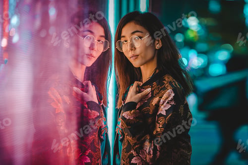 Aperçu: Pretty asian woman portrait with led lights