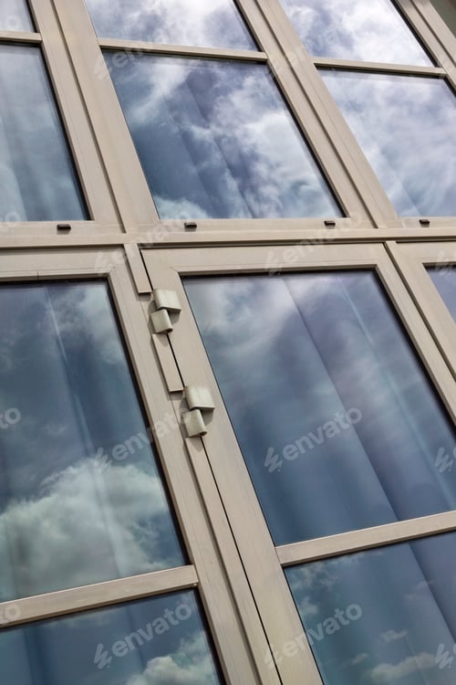 Preview: Glass facade in the city