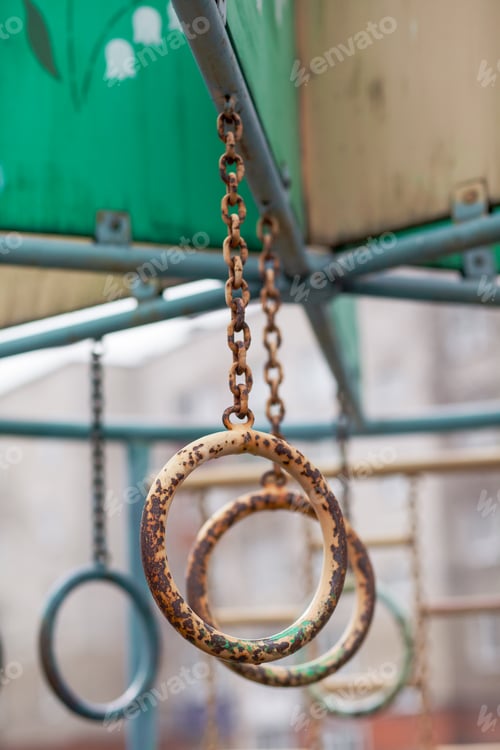 Preview: An iron chain with grey and semi-trusted oval rings and a background
