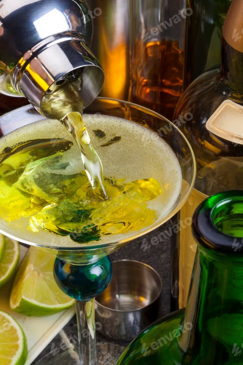 Preview: Mixing a cocktail