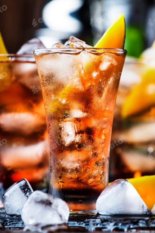 Preview: Alcoholic cocktail with mango, cranberries, lime
