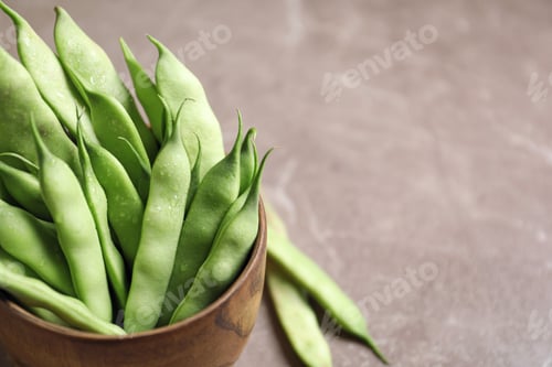 Preview: Bowl with fresh green beans, closeup