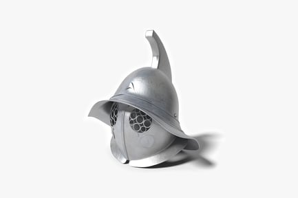 Vista previa: Casco de metal con aletas curvas y aberturas circulares