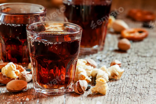 Preview: Cola glasses, sweet and savory snacks