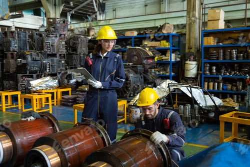 Preview: Engineer in the process of inspecting train engines Keep the machine ready for use in the train