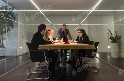 Preview: Businesspeople in a office