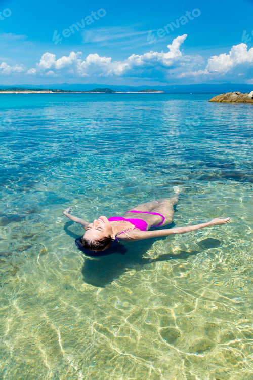 Preview: young woman in Greece