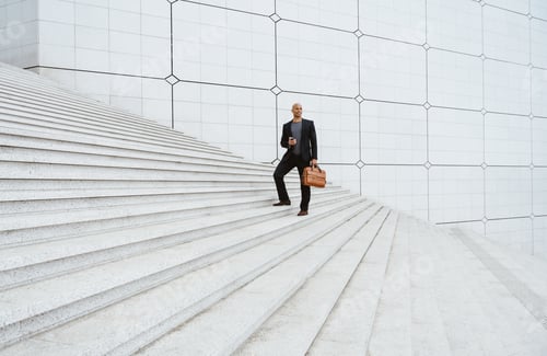 Vorschau: junger Geschäftsmann geht morgens zur Arbeit