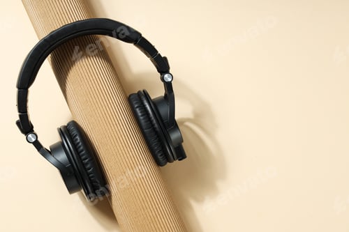 Preview: Over-ear, black headphones, on a dark background.
