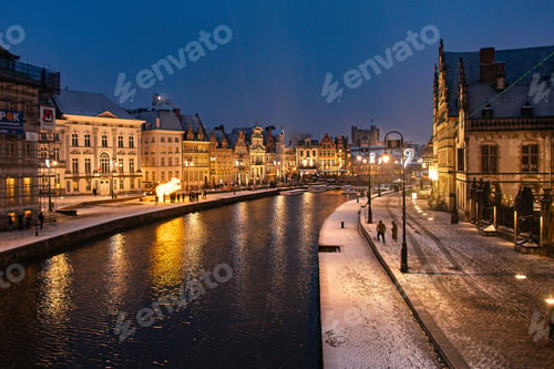 Preview: Christmas Market covered with snow in Ghent