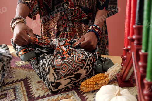 Preview: Black woman tying knot on giftbox