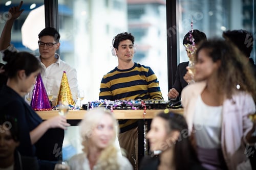 Visualização: DJ trabalhando com Digital Mixer & Controller em festa de comemoração