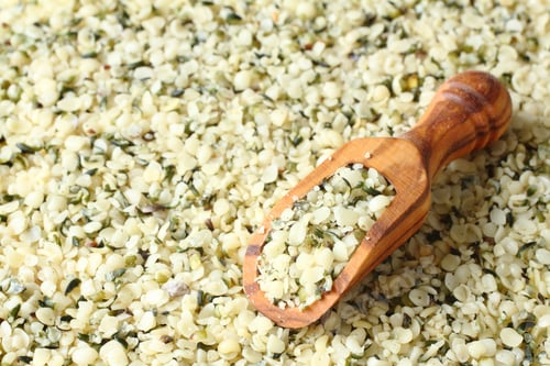 Preview: Shelled hemp seeds in wooden scoops, one of the superfoods
