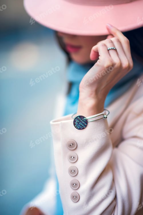Preview: Elegant Woman in Pink Hat and Cream Coat