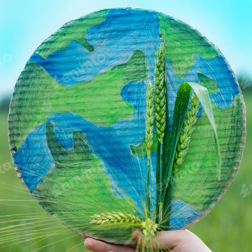 Visualização: garota segurando o planeta desenhado nas mãos