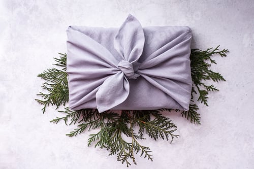Preview: Gift wrapping in reusable linen fabric, zero waste concept.