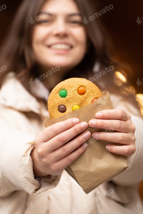 Preview: Close-up, a beautiful gingerbread in the hands of a woman.