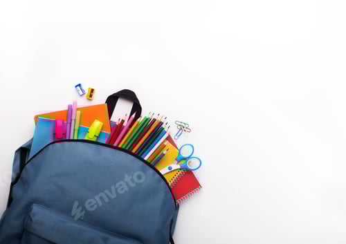 Visualização: Mochila escolar com papelaria colorida sobre fundo branco