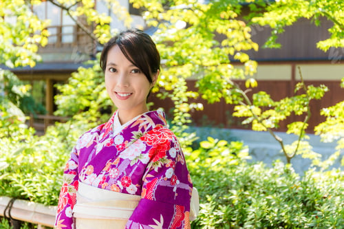 Preview: Woman with kimono dressing