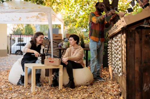 Visualização: Equipe de mulheres em festival gastronômico desfrutando de degustação de vinhos