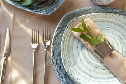 Preview: Stylish serving on a green ceramic plate with cotton napkin