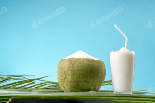 Preview: A glass of sweet coconut water coconut fragrance.
