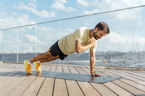 Preview: In sportswear, the athlete is warming up in the afternoon every day. Exercise on the mat is motivat